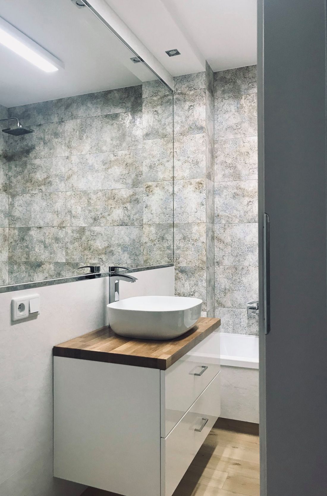 Szafka wisząca mdf lakierowany biały połysk. Blat dąb mikrowczep lakier bezbarwny mat - 4 cm