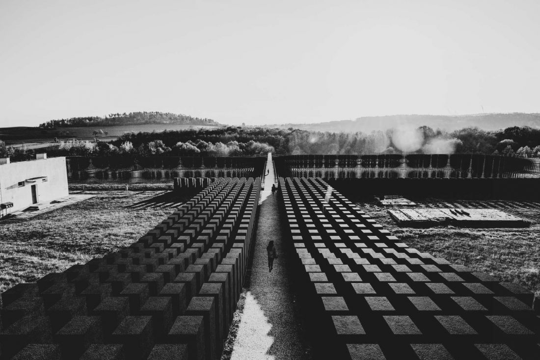 widok na betonowe bloki i pręty
