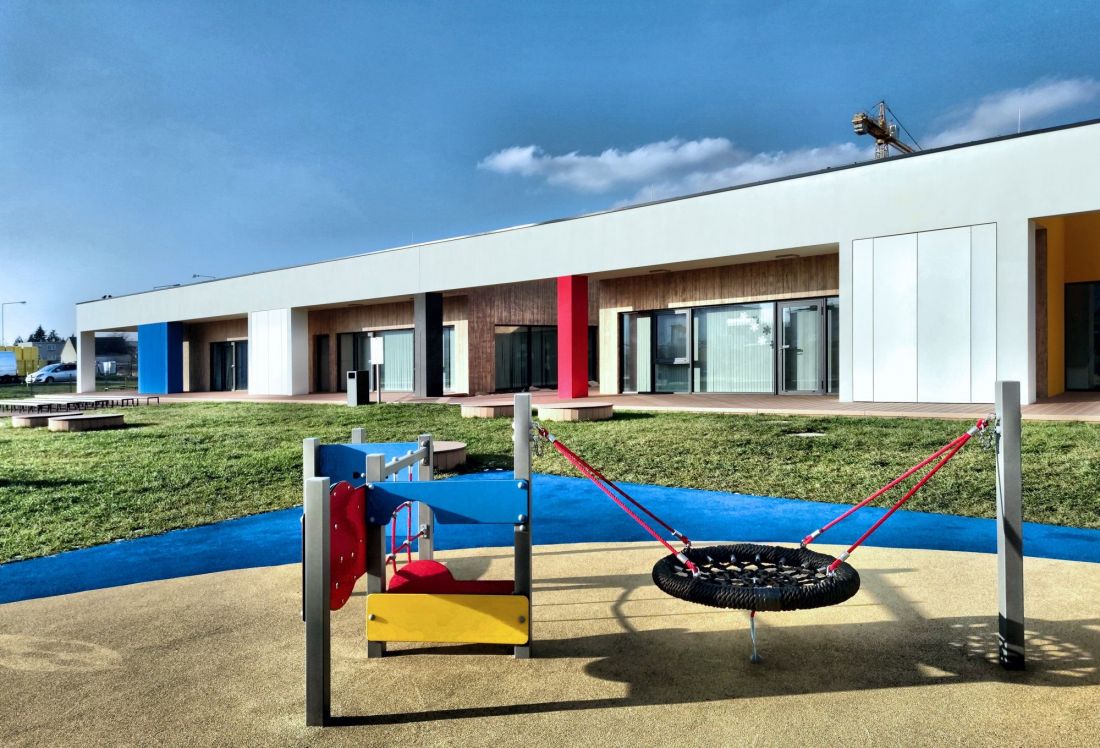Akcenty kolorystyczne pojawiają się na elewacji i w otoczeniu przedszkola