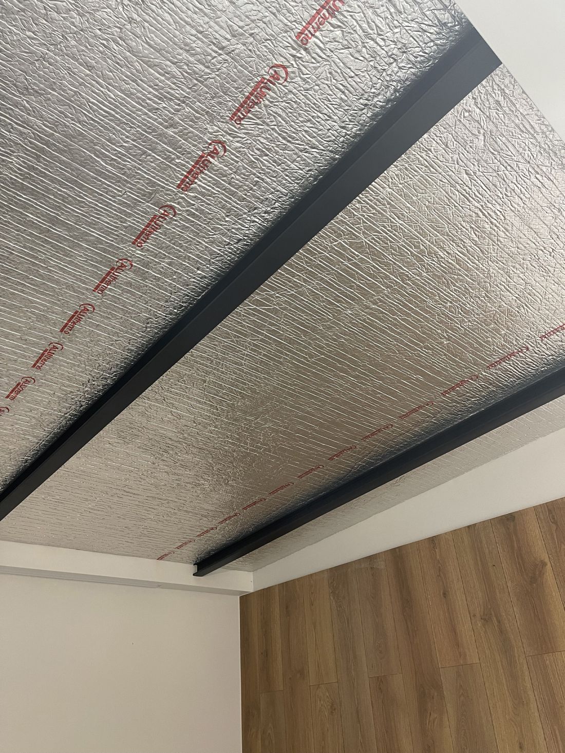 Nowoczesne wykończenie budynku biurowego przy użyciu Aluthermo® QUATTRO