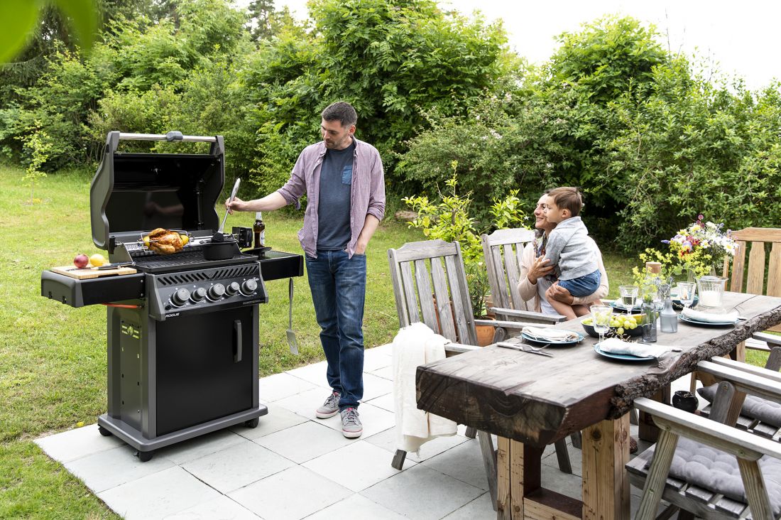 Grill gazowy Napoleona może być Twoją nowoczesną kuchnią zewnętrzną