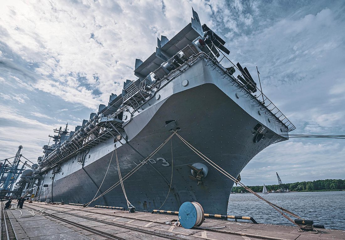 zacumowany w porcie USS Kearsarge widziany z przodu