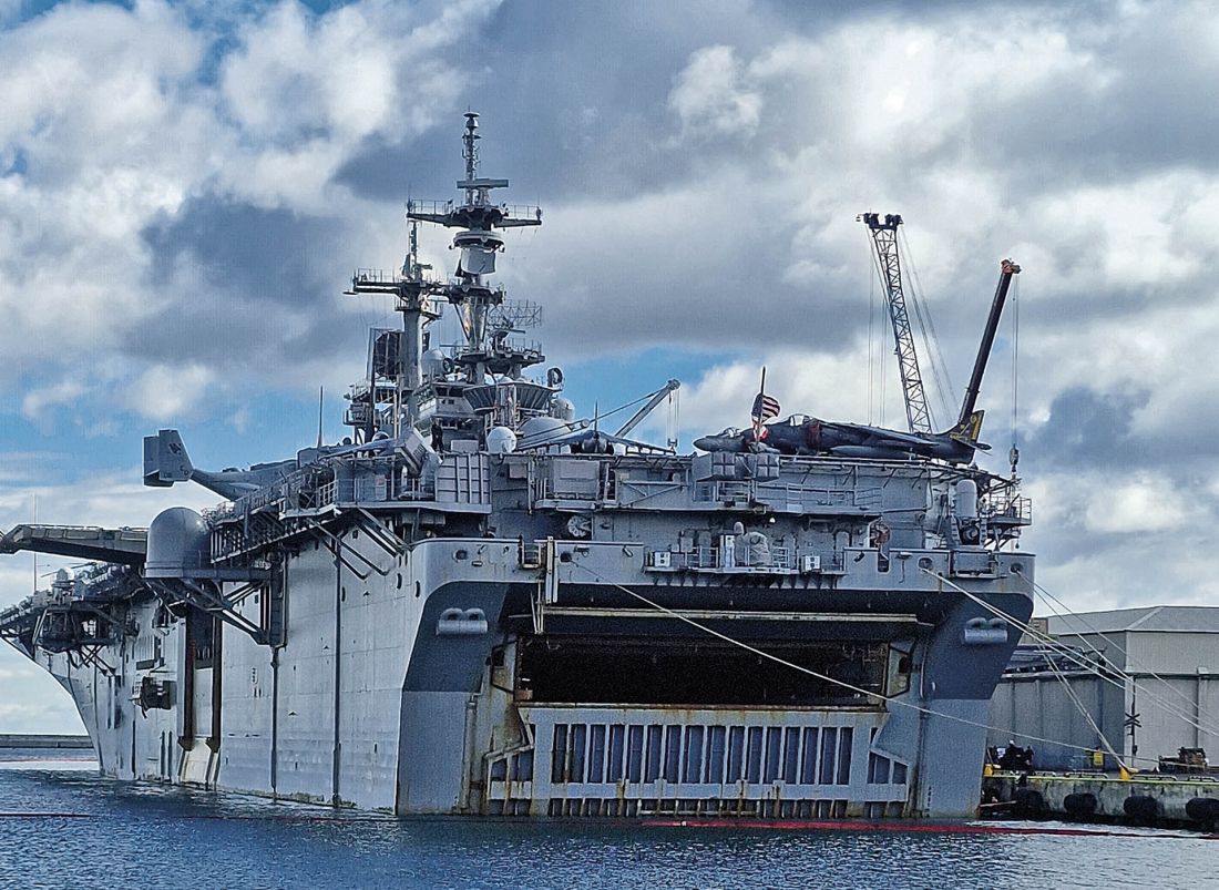 USS Kearsarge, na rufie rzuca się w oczy otwierana rampa: tędy wypływają jednostki desantu morskiego