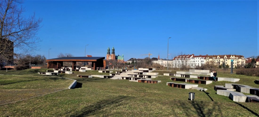 Park w starym korycie Warty, widok na Ostrów Tumski