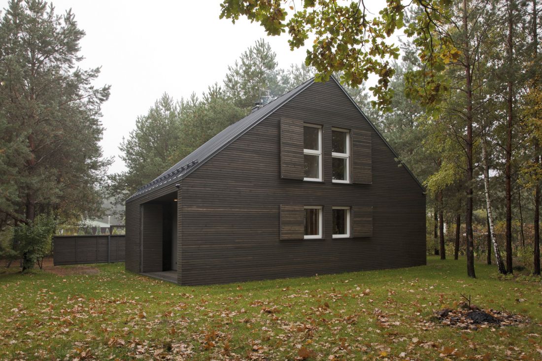 Dom zamykany - prosta forma jest efektem inspiracji bryłami drewnianych stodół, proj.: Koziej Architekci