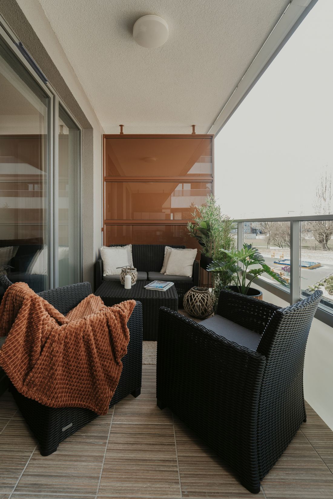 Balkon pełni funckję letniego salonu
