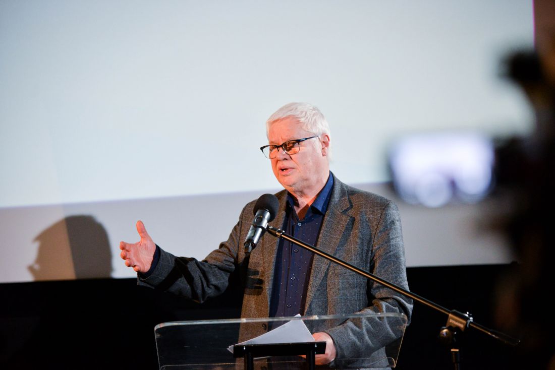 profesor Jerzy Hausner podsumowujący konferencję