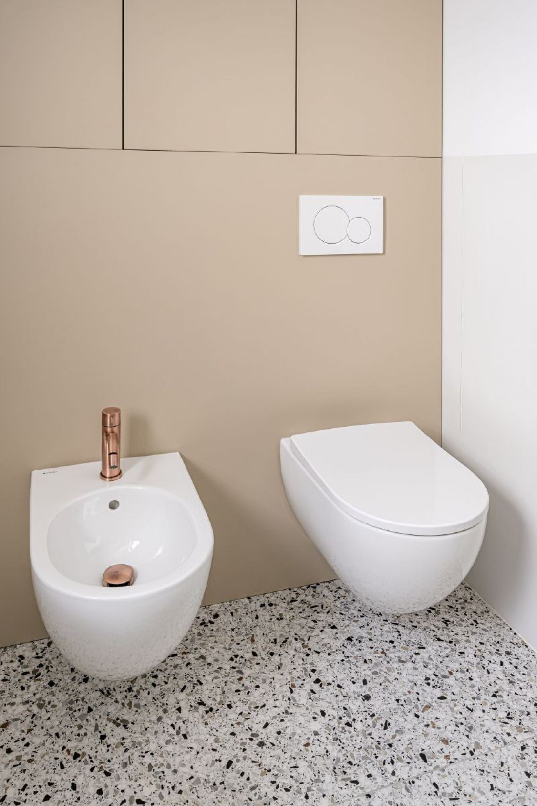 W łazience dzieci architektka użyła okładziny terazzo
