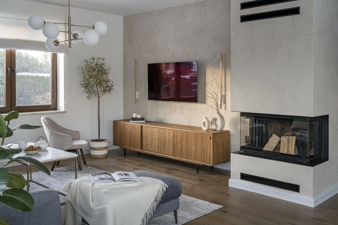 Salon z dekoracyjną ścianą 