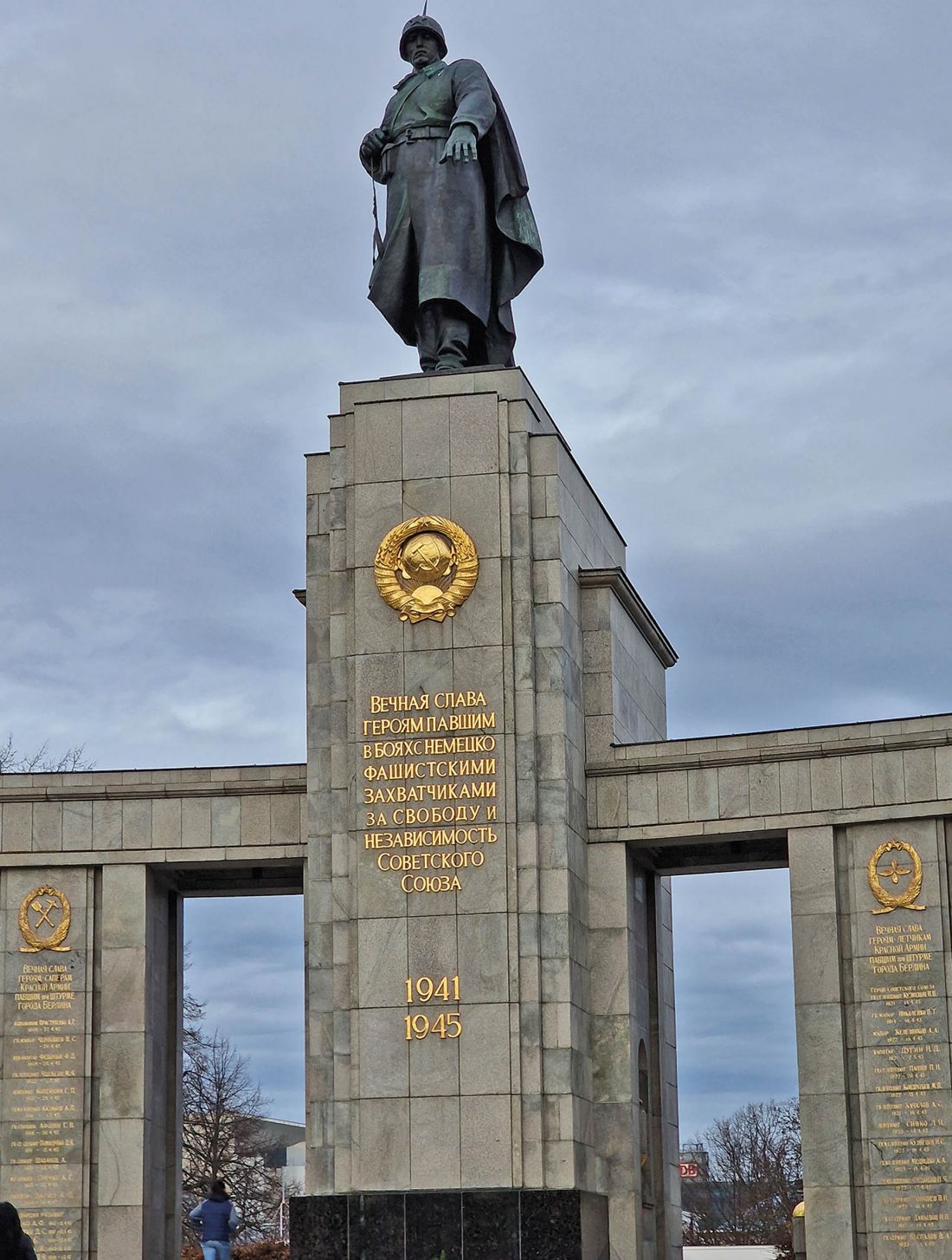 w samym centrum Berlina wciąż stoi na warcie ruski sołdat i czuwa