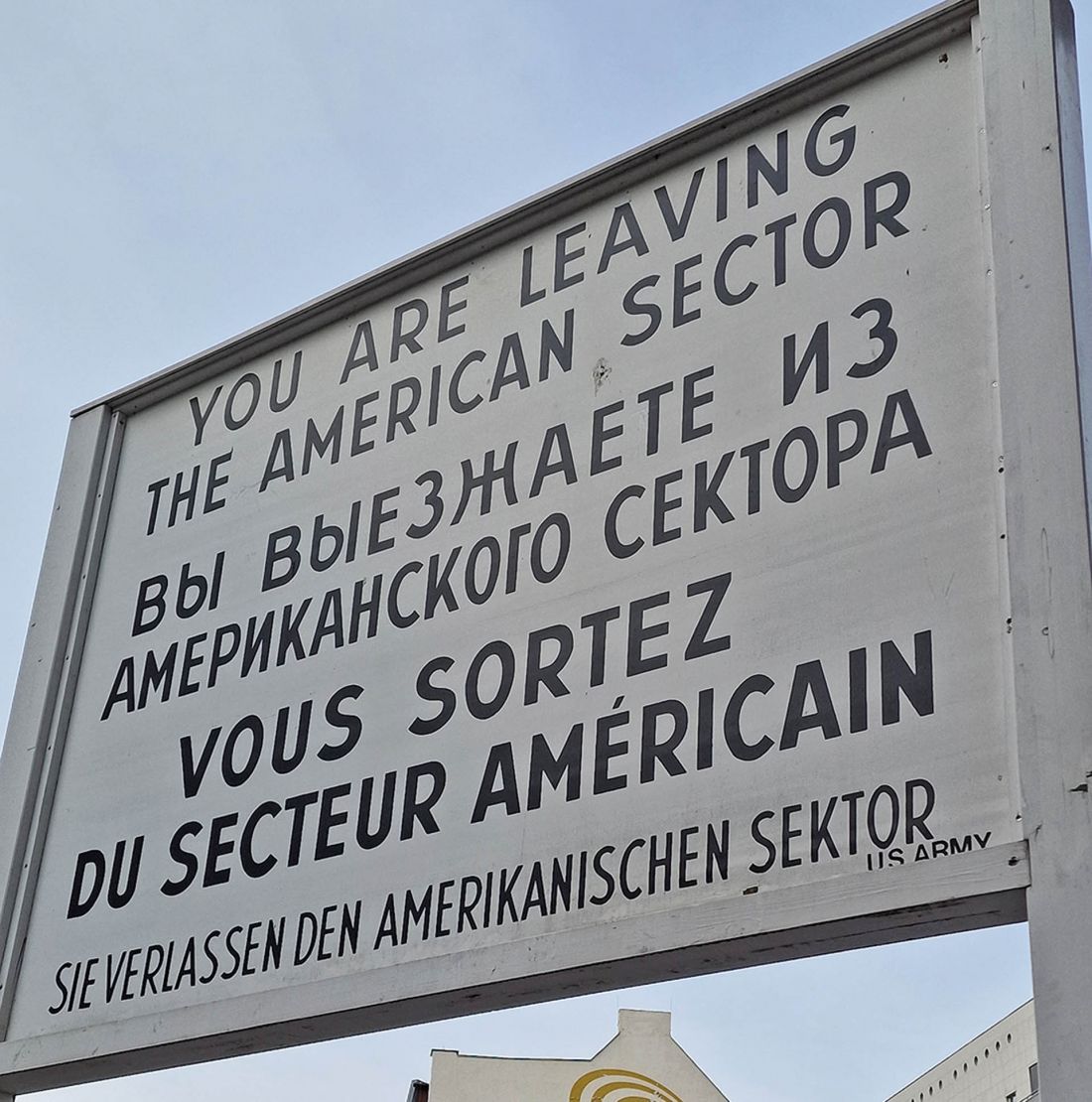 Checkpoint Charlie to kultowe miejsce, zwykle zresztą mocno zatłoczone