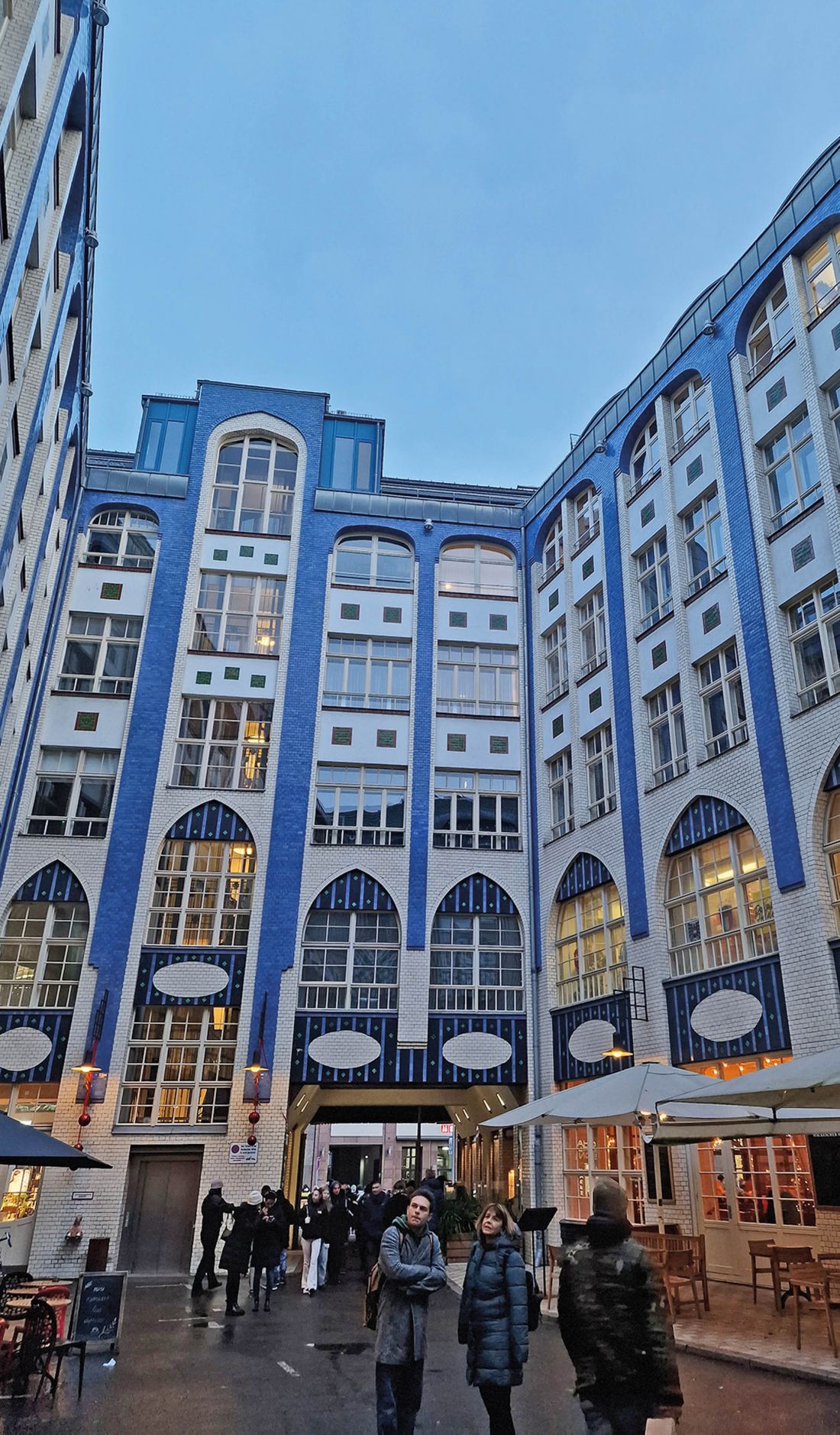 glazurowy zawrót głowy - Die Hackeschen Höfe w dzielnicy Mitte: robi wspaniałe wrażenie, to chyba najlepsza architektonicznie rzecz w całym Berlinie, proj.: Kurt Berndt