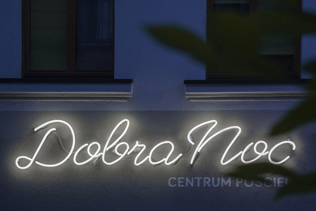neon w centrum pościeli
