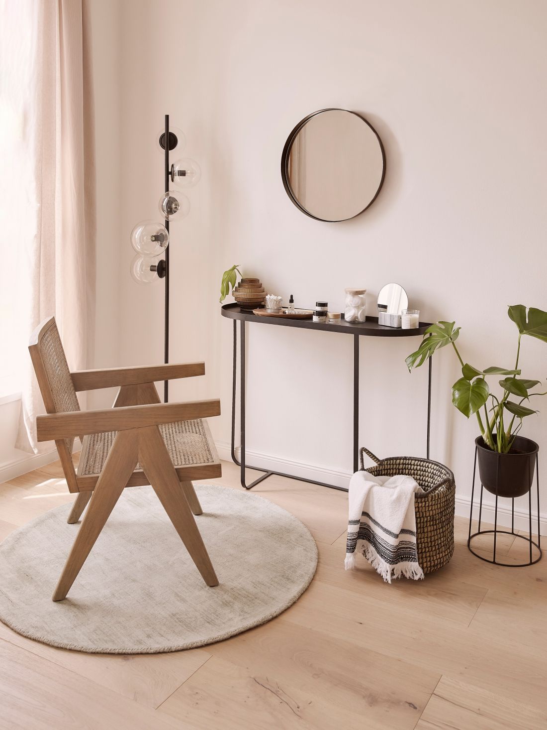 Minimalistyczna <span style='color: var(--color-header);'><span style='color: var(--color-header);'><span style='color: var(--color-header);'><span style='color: var(--color-header);'>toaletka</span></span></span></span> 