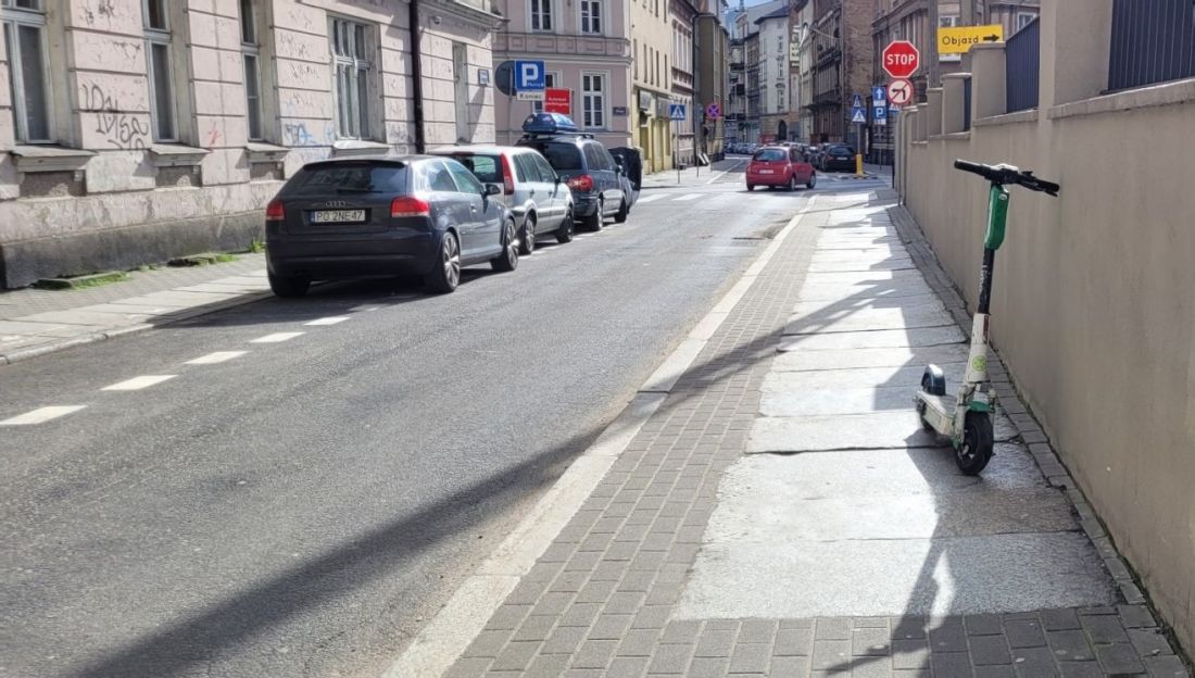 Hulajnogi są duzym problemem na wąskich chodnikach