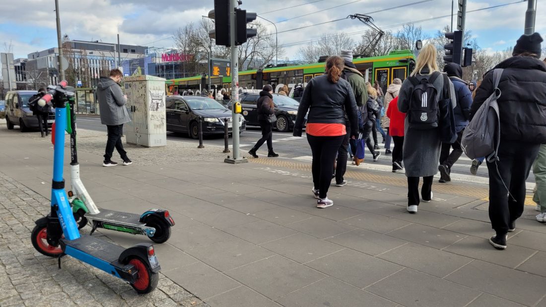 Hulajnogi zostawiane są w silnie uczęszczanych punktach przesiadkowych