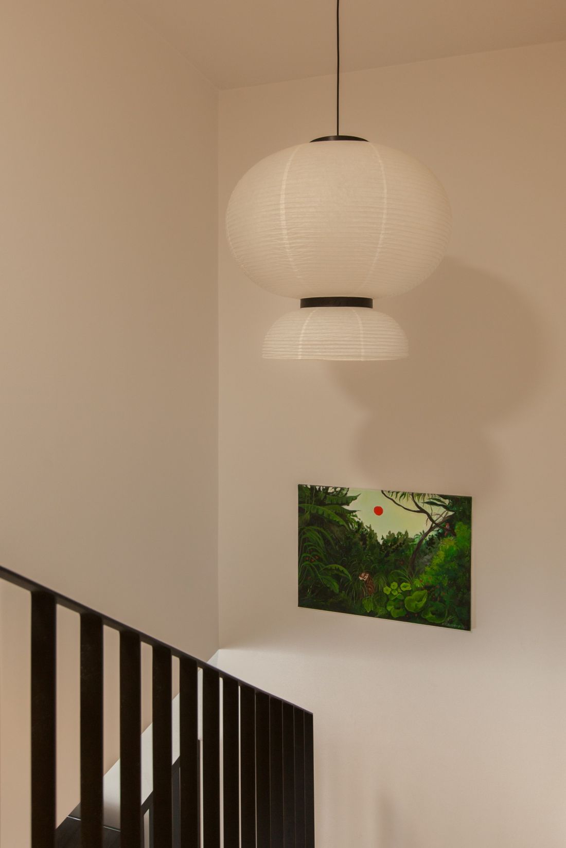 Lampa na półpiętrze przypomina lampion