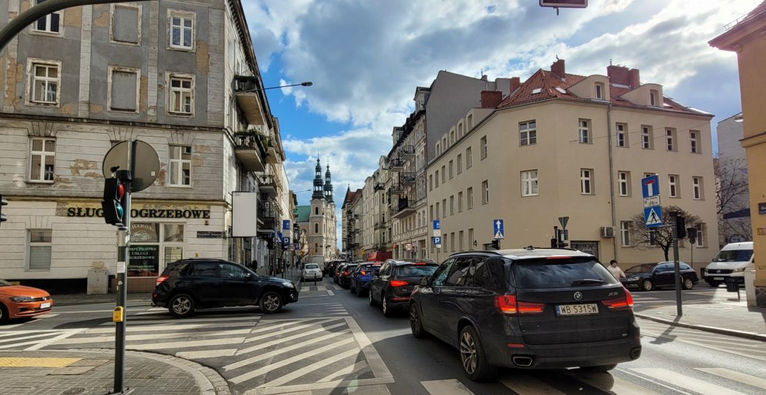 Ulica Garbary obok rewaloryzowanej kamienicy