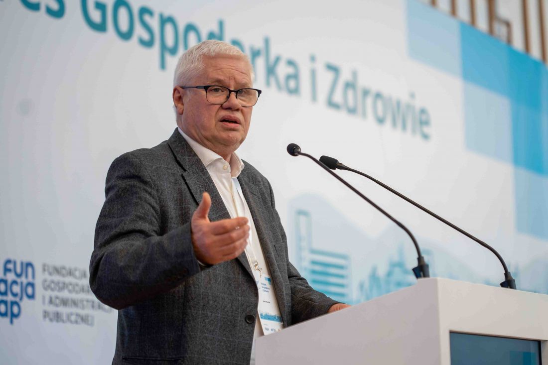 profesor Jerzy Hausner podsumowujący konferencję
