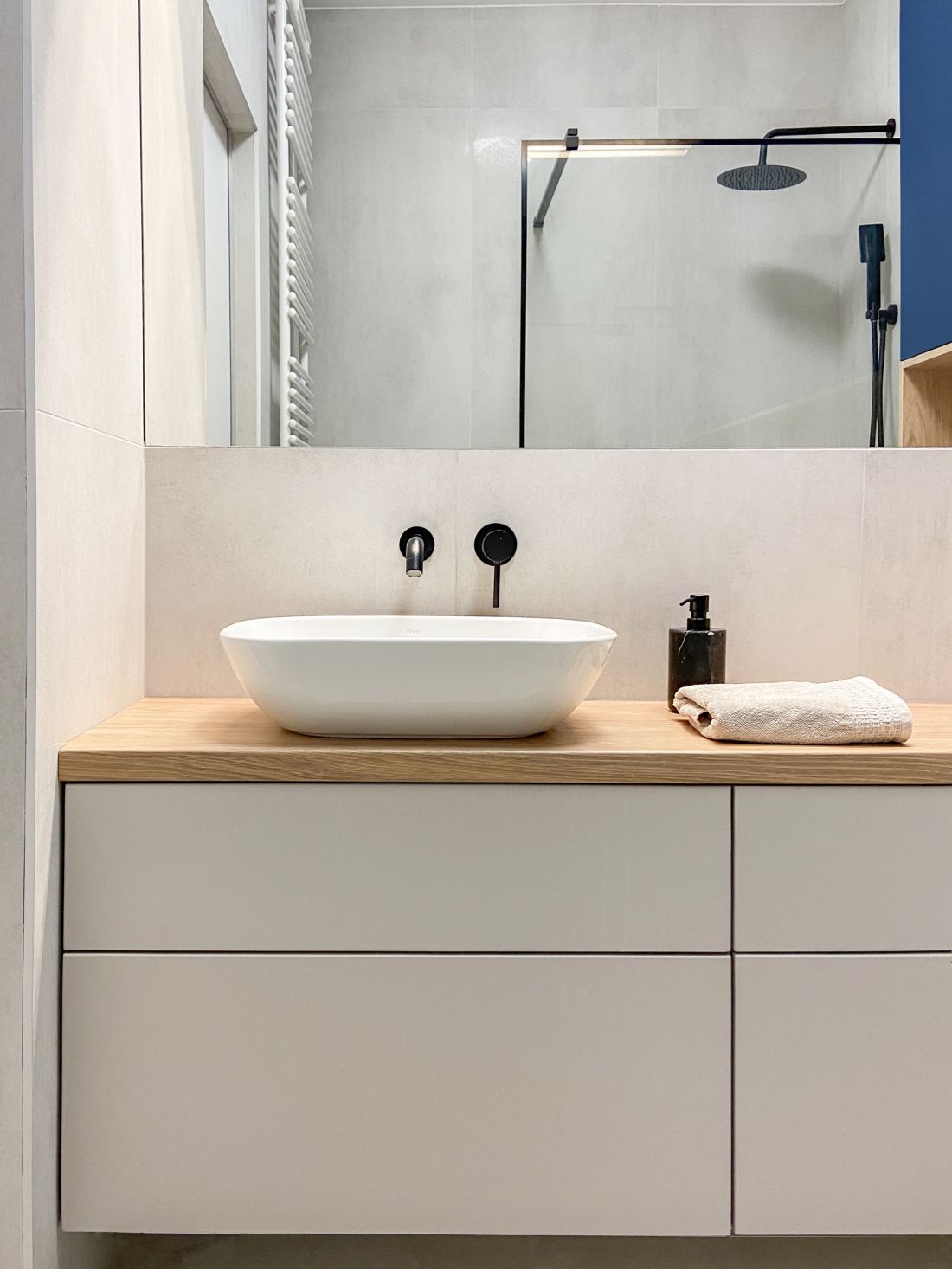 Minimalistyczne szafki w łazience