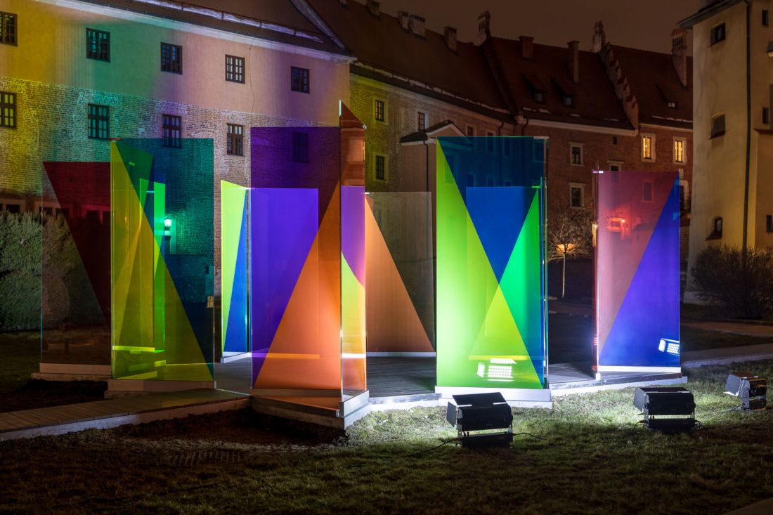 podświetlona instalacja oświetla zabudowę wzgórza wawelskiego