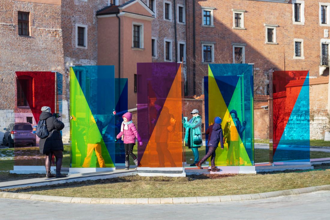 zwiedzający mogą przechodzić przez instalację, doświadczać jej, tak samo, jak to robią w wawelskich komnatach