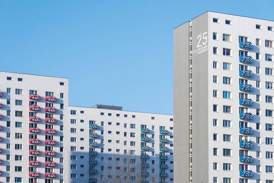 osiedle na ulicy Bolesława Chrobrego, gdzie podczas termomodernizacji bloków 25, 26, 27 (rok 2012) trzeba było odtworzyć obudowy balkonów