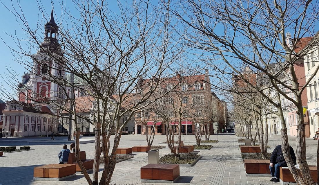 plac Kolegiacki po przebudowie oddano przede wszystkim pieszym; do 2017 roku jego znaczną część zajmował parking; projekt pracowni Urbantech Krzysztofa Urbaniaka wyłoniono w konkursie z 2016 roku, prace zakończono przed rokiem