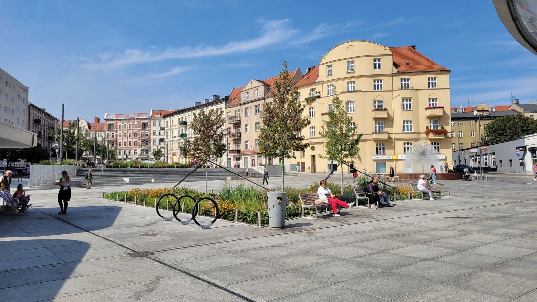fragment rynku Łazarskiego po przebudowie (proj. APA Jacek Bułat, realizacja: 2021 rok), widok spod targowiska w stronę ulicy Głogowskiej