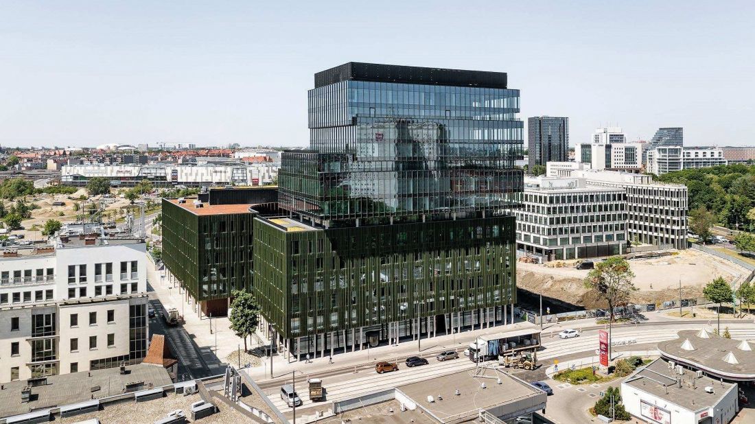 biurowiec kompleksu Nowy Rynek na rogu ulicy Wierzbięcice (proj. Medusa Group, realizacja: 2021)