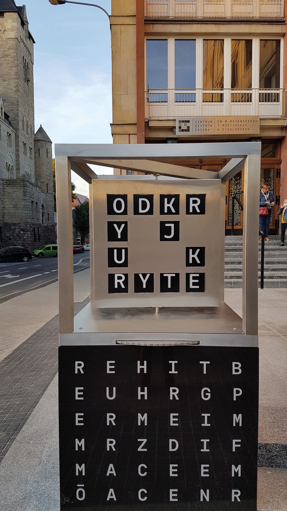  wejście do budynku dawnego KW PZPR (później Collegium Historicum UAM) mieszczącego Centrum Szyfrów Enigma (proj. New Amsterdam, realizacja 2021 rok)