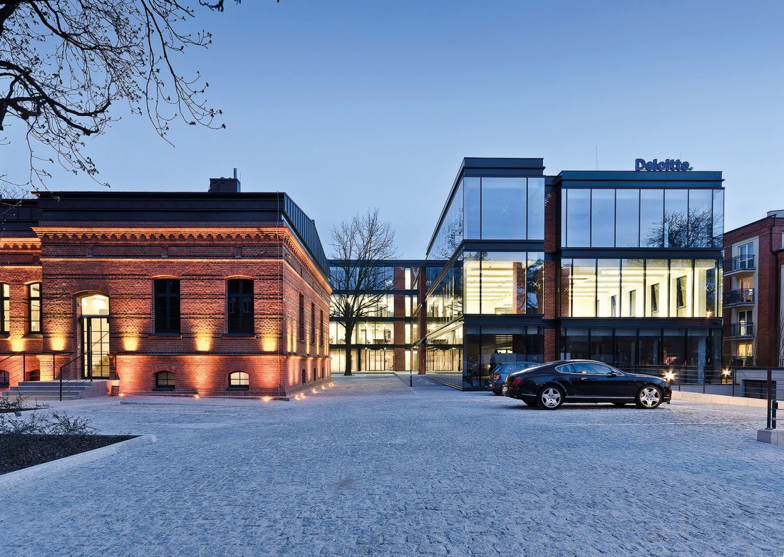 Ubiq 34 to zespół trzech obiektów na terenie dawnych koszar w Poznaniu; w odrestaurowanym zabytkowym budynku mieści się biuro projektowe pracowni CDF Architekci