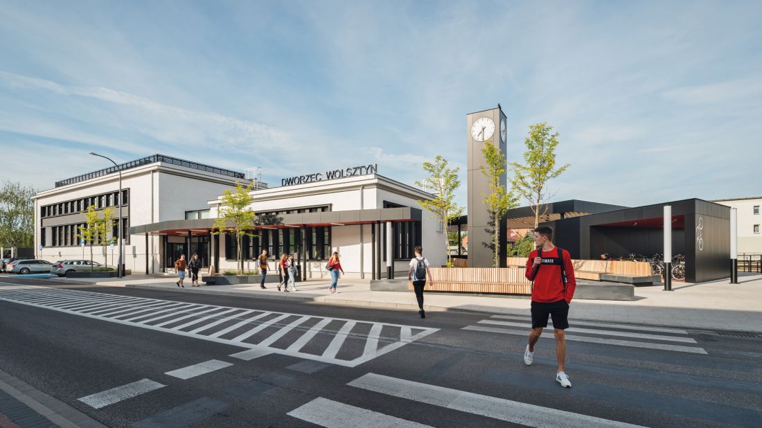 Realizacja projektu konkursowego na Zintegrowane Centrum Komunikacyjne w Wolsztynie; widok od strony ulicy na zmodernizowany budynek