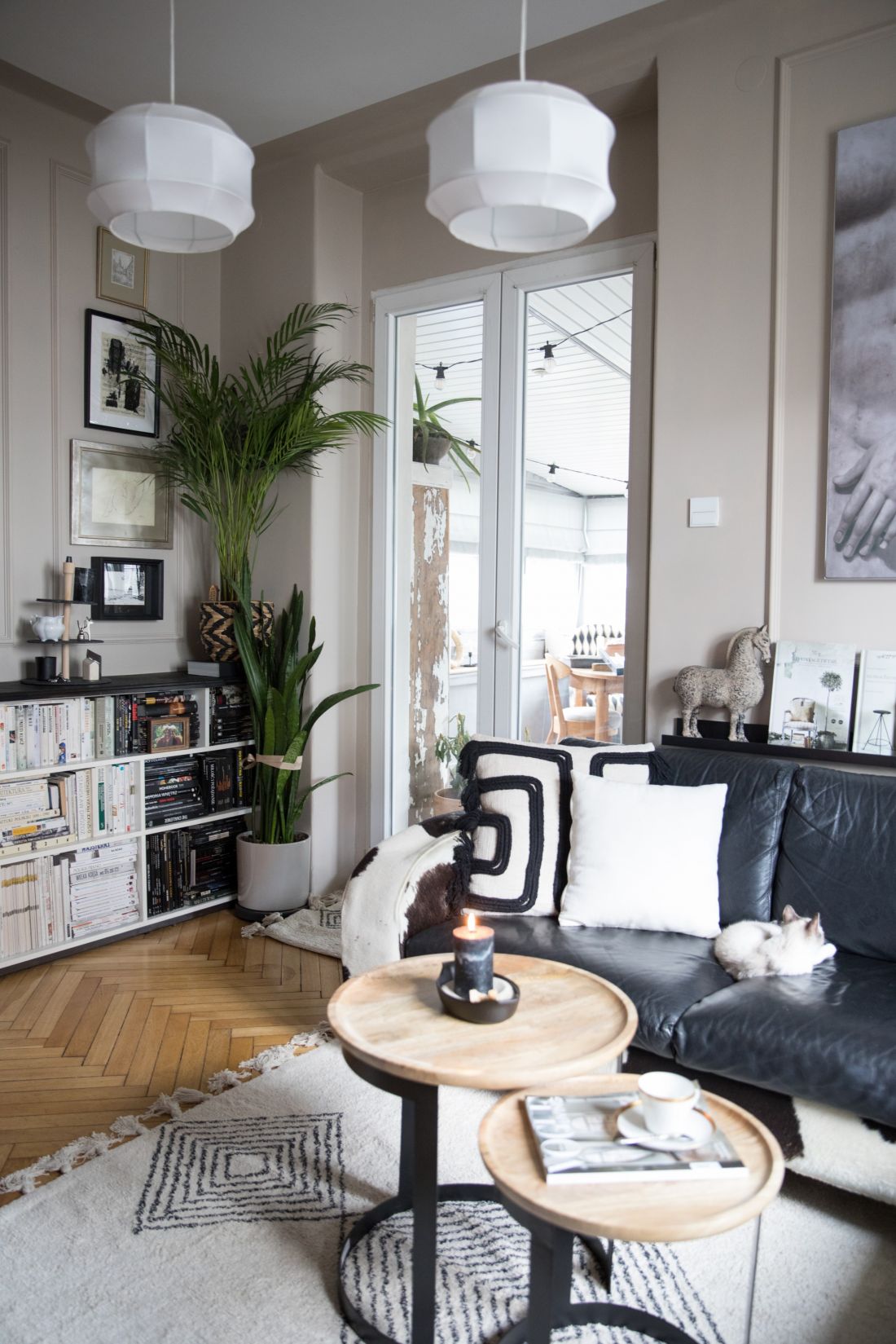 Salon został urządzony w stylu modern classic 