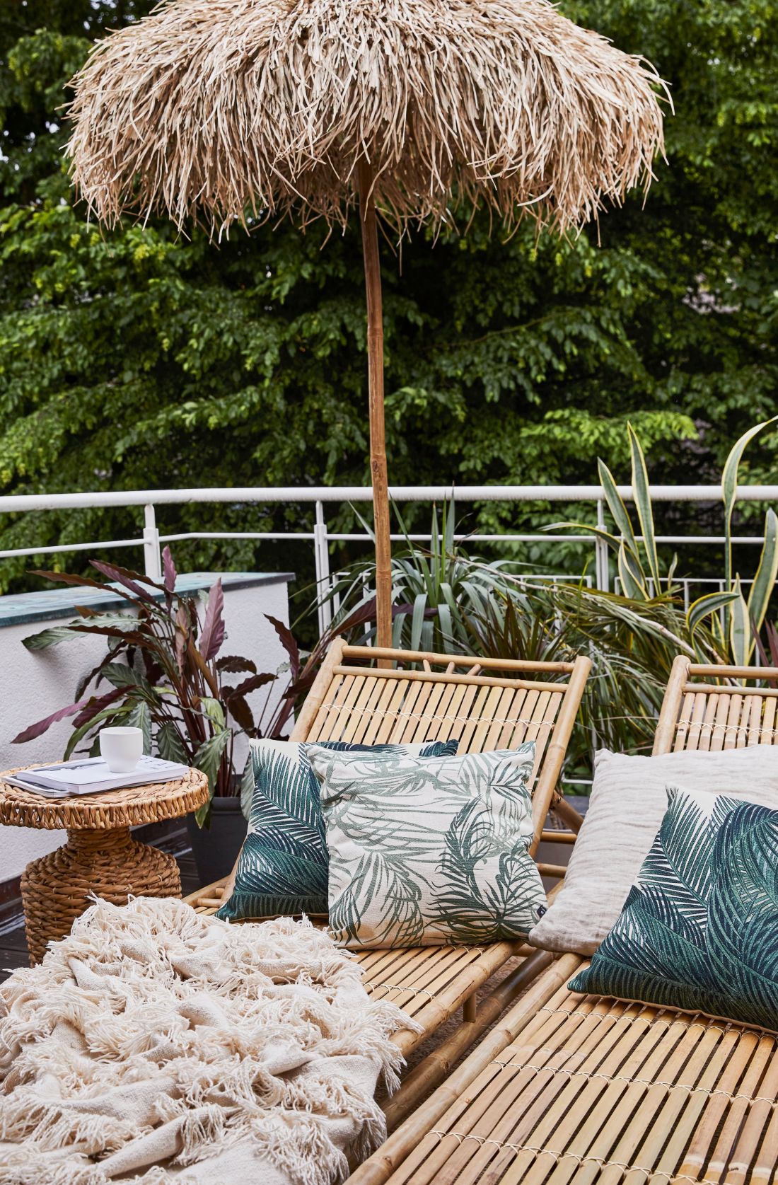 Balkon w stylu tropikalnym będzie namiastką egoztycznych wakacji