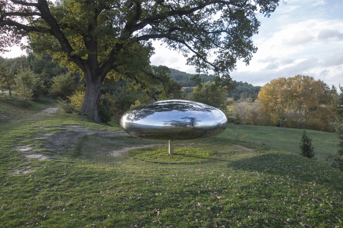 „Drop” (2009) Toma Shannona to mobilna rzeźba w kształcie elipsoidy wykonana z polerowanej stali nierdzewnej