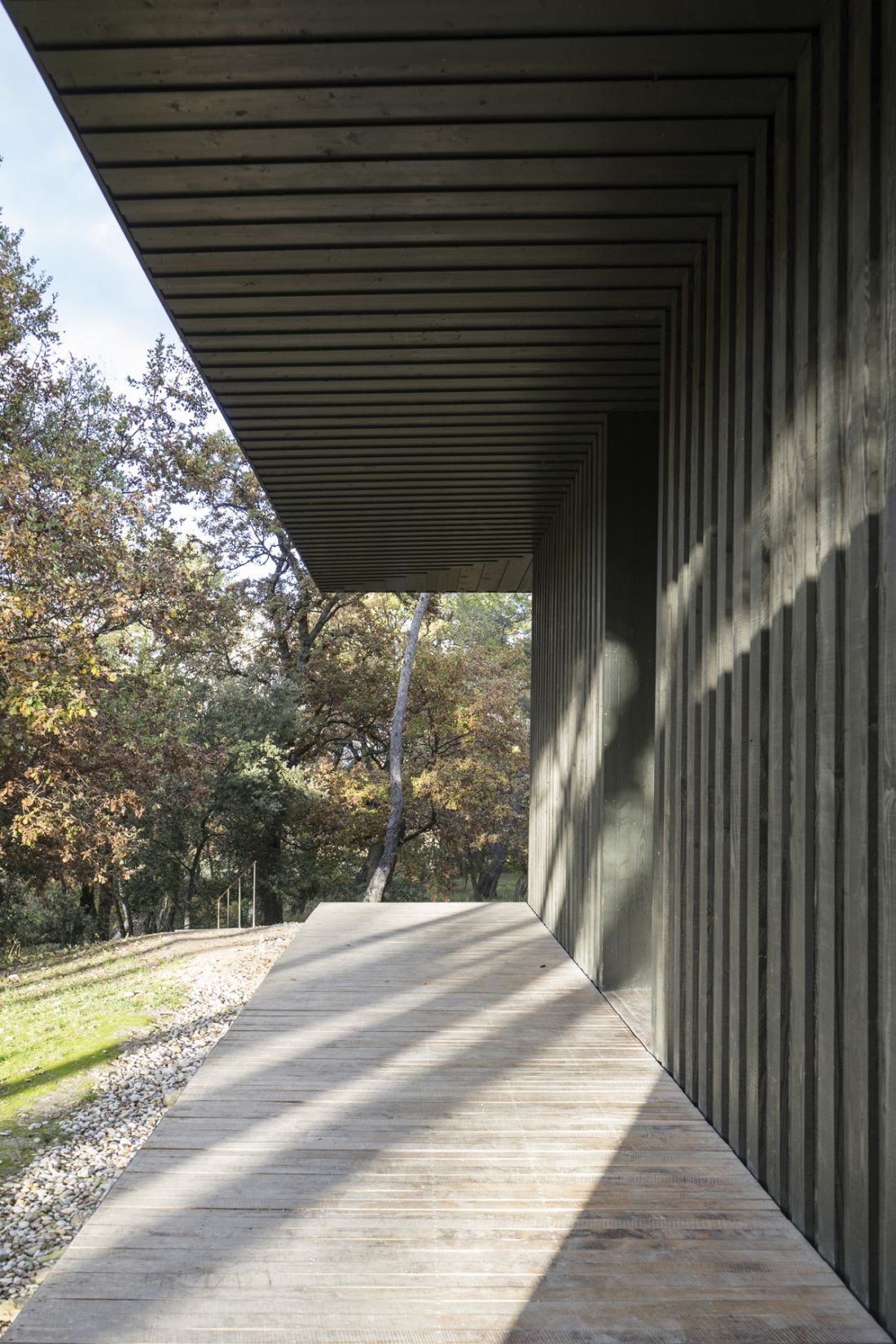 drewniany pawilon „Four Cubes to Contemplate Our Environment” (2008-2011) Tadao Ando mieszczący proekologiczną instalację artystyczną