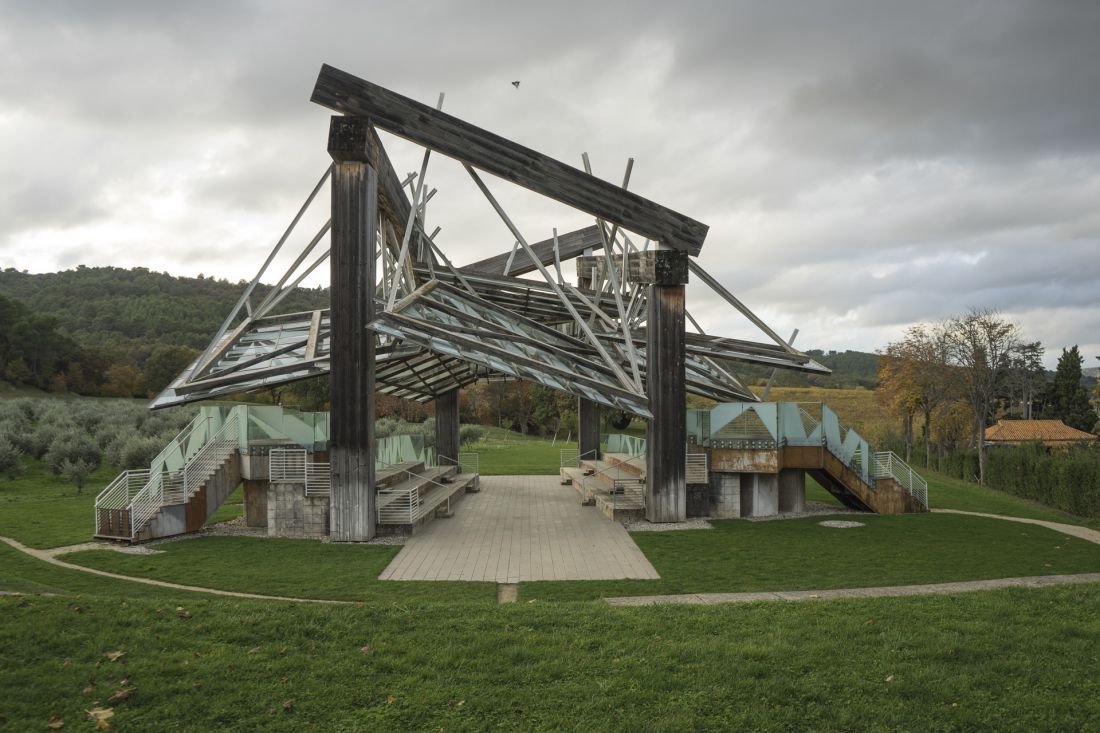  pawilon muzyczny (2008) Franka O. Gehry”ego pierwotnie powstał na potrzeby słynnego letniego cyklu londyńskiej galerii Serpentine; w Prowansji służy za scenę plenerowych koncertów, spektakli teatralnych i seansów filmowych