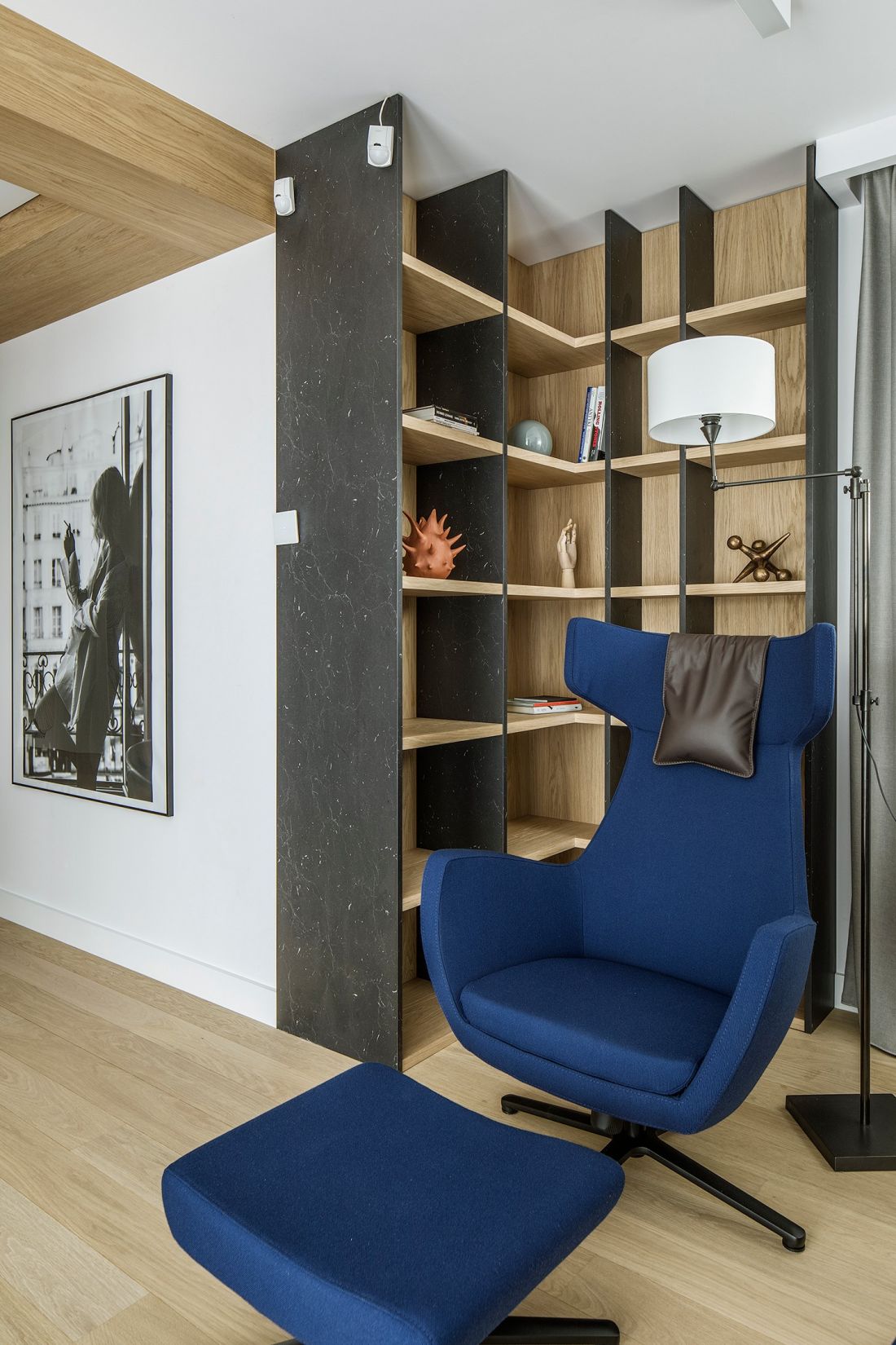 Pomiędzy strefą prywatną a wspólną znajduje się biblioteczka