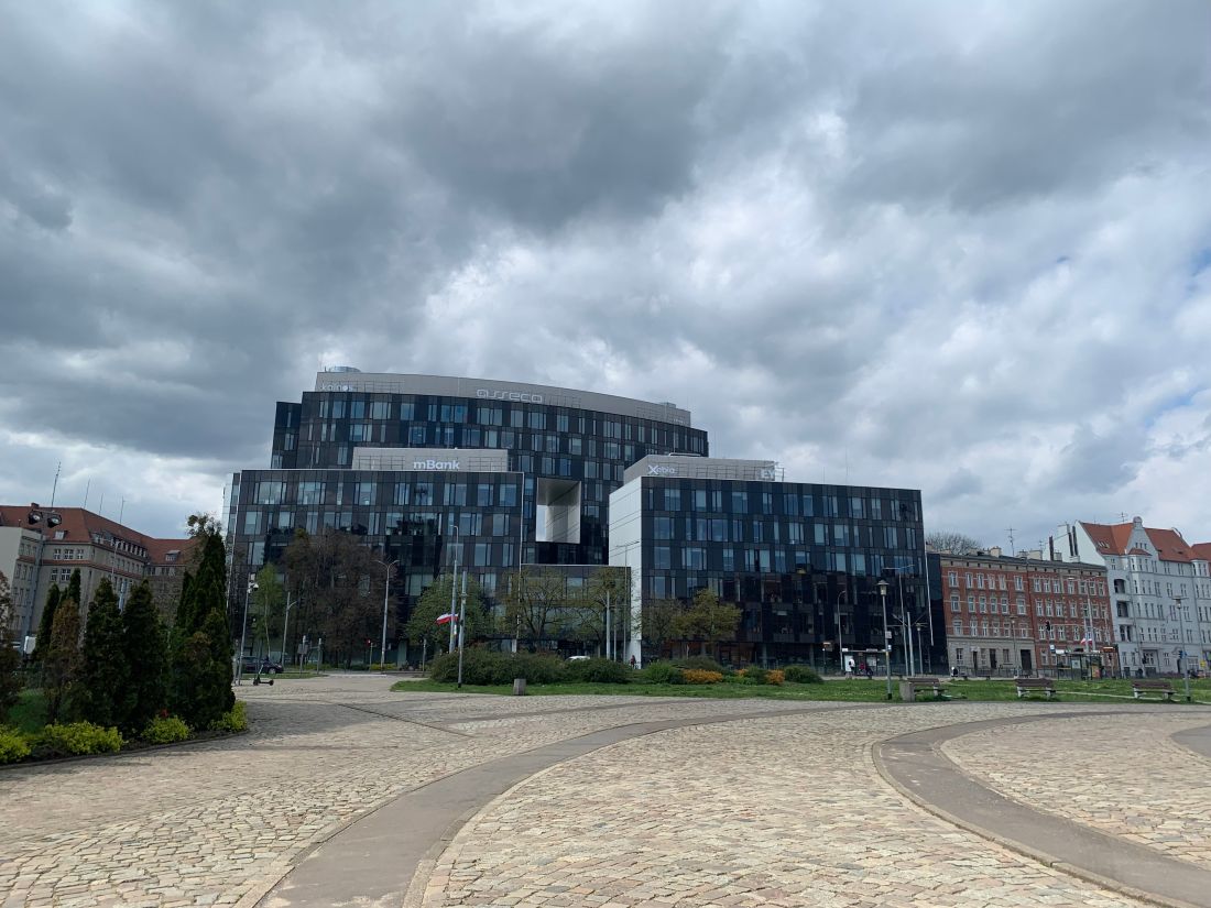 Biurowiec Tryton wybudowany w 2016 roku obok Placu Solidarności