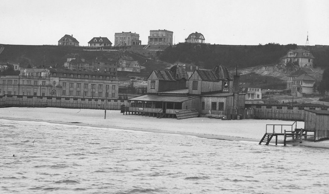  Kamienna Góra, widok od strony plaży z łazienkami i hotelem Riviera