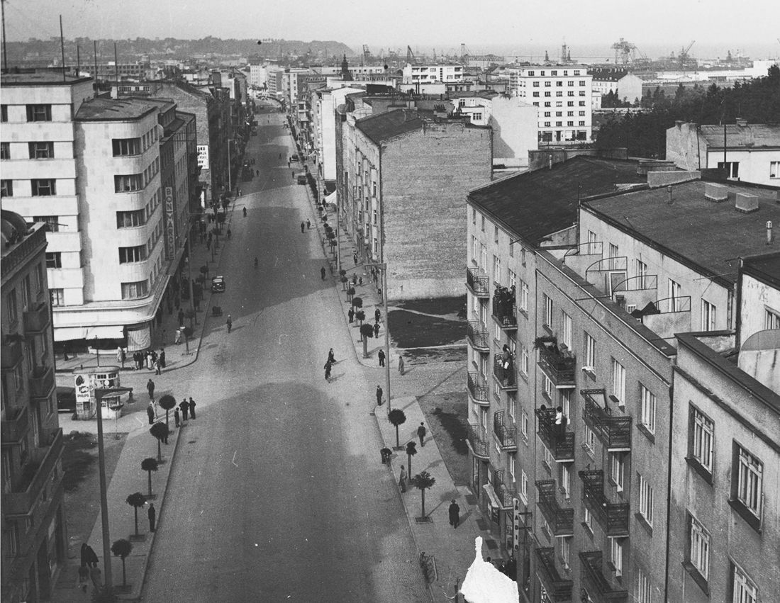 ulica Świętojańska (róg Żwirki i Wigury), typowa zabudowa śródmiejska, druga połowa lat 30. XX wieku