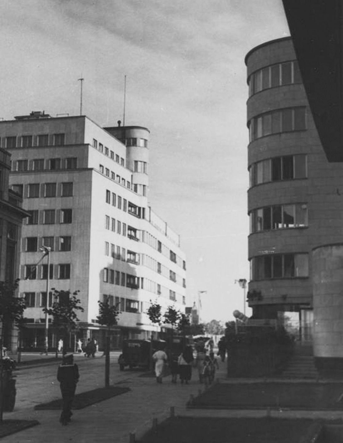 Zespół mieszkaniowy Funduszu Emerytalnego BGK (tzw. Bankowiec, po lewej) i biurowiec ZUS-u (po prawej), 1938