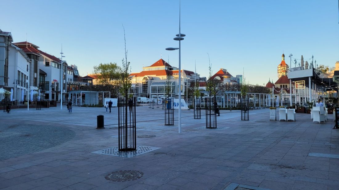 Plac Przyjaciół Sopotu, nowa aranżacja zieleni, prace końcowe, 8 maja 2023