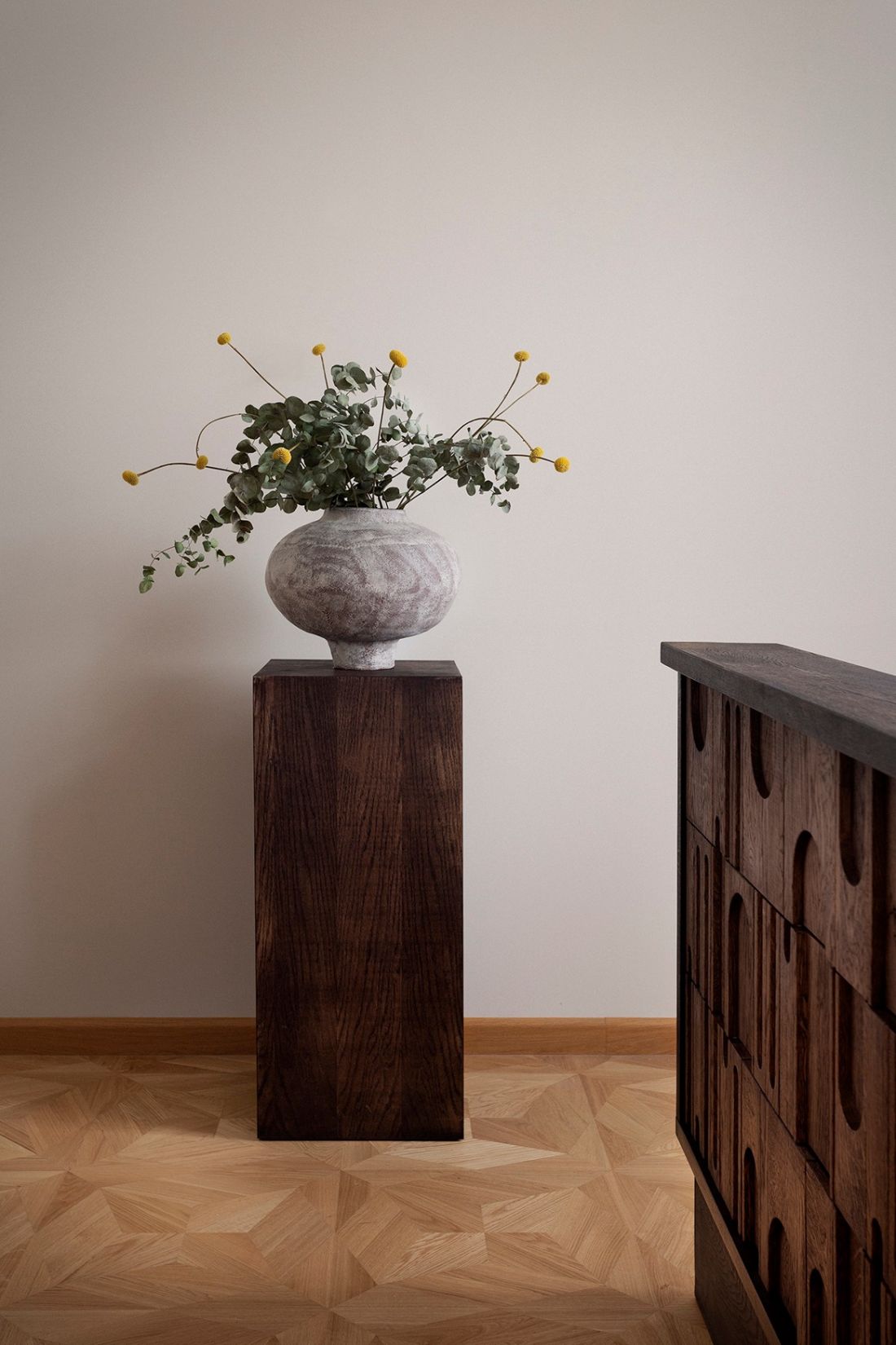 Wazon ceramiczny został wykonany przez Marcina Kubernę