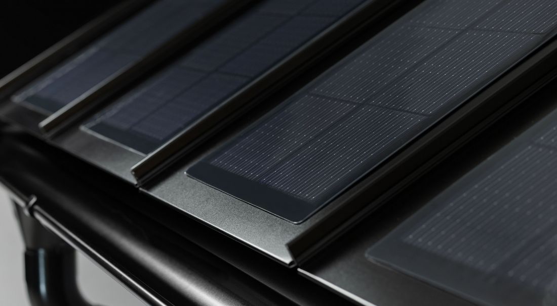 Panele fotowoltaiczne zintegrowane z dachem Lindab SolarRoof TM, black gloss