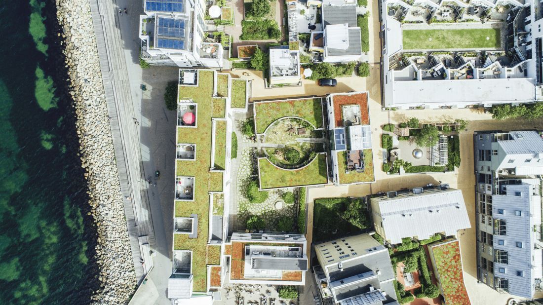 zróżnicowane formy architektury osiedla Bo01 tworzą złożoną układankę, która kontrastuje z gładką powierzchnią morza 