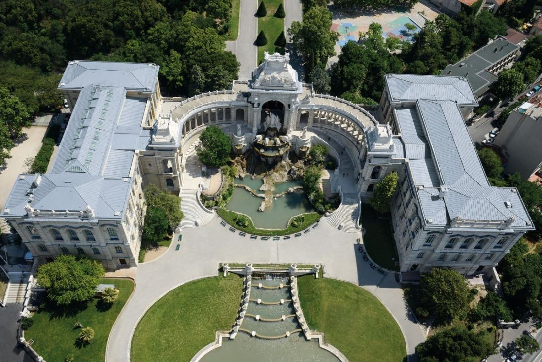Zrównoważone rozwiązania dachów i pokryć dachowych - klasyczna architektura. Zespół pałacowy Longchamp