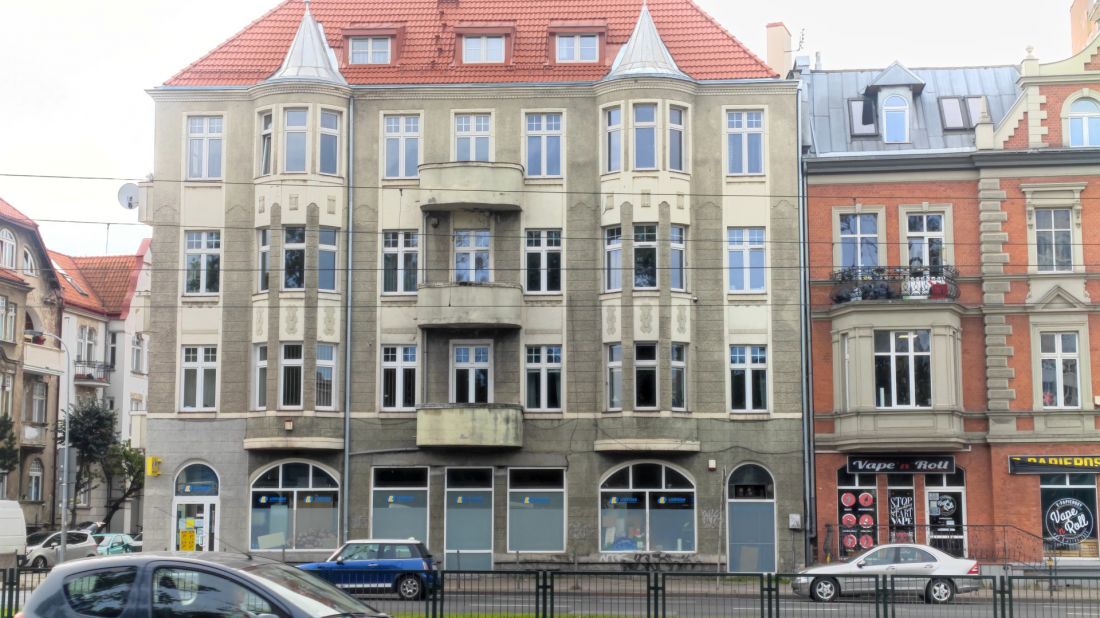 Gdańsk-Wrzeszcz, przykład kamienic, która założyła skarpetki do sandałów. 