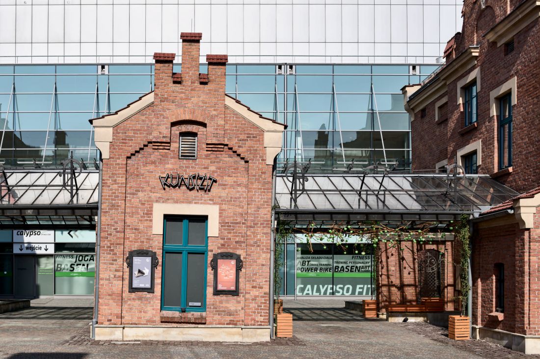 ceglany budynek bramny - przestrzeń wystawiennicza i warsztatowa